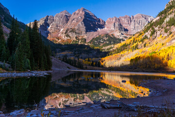 Wall Mural - Maroon Bells, Colorado with reflection of the mountains in the mountain lake with yellow aspen trees in the autumn on a sunny autumn day