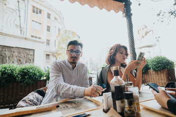 Wall Mural - A group of business people engage in a meeting outdoors at a cafe. The relaxed setting creates a collaborative and informal atmosphere, encouraging open communication and creativity.