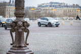 Element architektoniczny latarni przy Placu Charles'a de Gaulle'a w Paryżu
