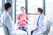 © taka - 病院でミーティングをする医療従事者