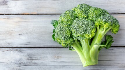 Canvas Print - A raw broccoli crown with stems cut off, placed neatly on a bright wooden surface, ideal for healthy eating concepts