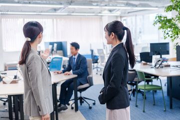 Poster - 先輩社員にオフィスを案内してもらうフレッシュな女性