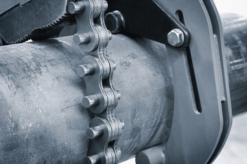Aufkleber - chain is wrapped around a metal pipe. The chain is rusty and has many holes. The chain is attached to a metal rod. Industrial concept background