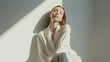 © www.freund-foto.de - Künstlerisches Porträt einer Frau in weißer Kleidung. Moderne Fashion-Aufnahme mit Schattenwurf und minimalistischer Ästhetik