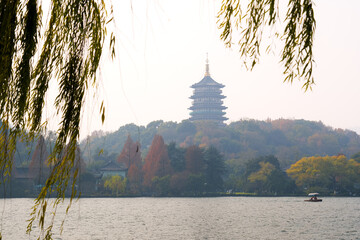 Wall Mural - 中国 浙江省杭州市、世界遺産の西湖と雷峰塔