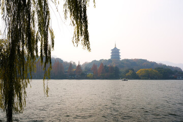 Wall Mural - 中国 浙江省杭州市、世界遺産の西湖と雷峰塔