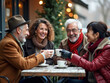 © Leonardo - Dos hombres mayores y dos mujeres de diferentes orígenes étnicos, charlando y riendo en un café al aire libre, ropa informal de invierno