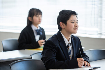 Wall Mural - 塾で勉強する学生　students studying at cram school