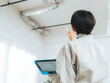 © metamorworks - 作業員、建築、内装、工事、業者、点検、メンテナンス、配管、排気、設計、エンジニア、デザイン、設計士、建築士、換気扇、ダクト、照明レール、リフォーム、タブレット、DX、PC、IT、検査、火災報知器、換気、チェック、確認、仕事、インテリア、住宅、不動産、住まい、安全、消防、設備、天井、照明、ダクトレール、女性、ミドルエイジ、日本人、デジタル、マンション、消防設備点検資格者、作業服、修理、リノベーション