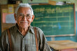 © Flux Imagery - Feliz profesor senior se encuentra en el aula