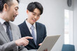 © kapinon - 打ち合わせをするビジネスマン 部下に仕事を教える　新人指導をや研修のイメージ
