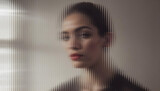 Mujer morena guapa tras un cristal con textura y efecto fractal