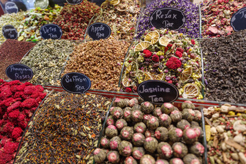 Wall Mural - Tea for sale in a spice Spice Bazaar, Istanbul, Turkey