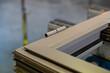 © Thomas - Zoom sur l'encadrement d'une fenêtre en aluminium.