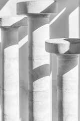 Leinwandbilder - Monochromatic Architectural Columns Textured Concrete Pillars for Modern Urban Spaces - Minimalist Design Aesthetics and Industrial-Inspired Commercial Environments