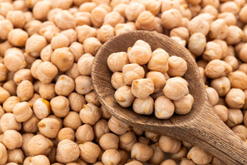 Wall Mural - Cicer arietinum - Organic dried chickpeas on a wooden spoon.