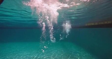Poster - Bubbles ascending in blue sea water, with a focus on the underwater view and light effect. Bubbles rising from the bottom of the frame, showing a clear and calm atmosphere