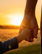 © Argiduna - una silueta de una mano niño junto a la mano del padre, concepto del día del padre, con espacio para texto