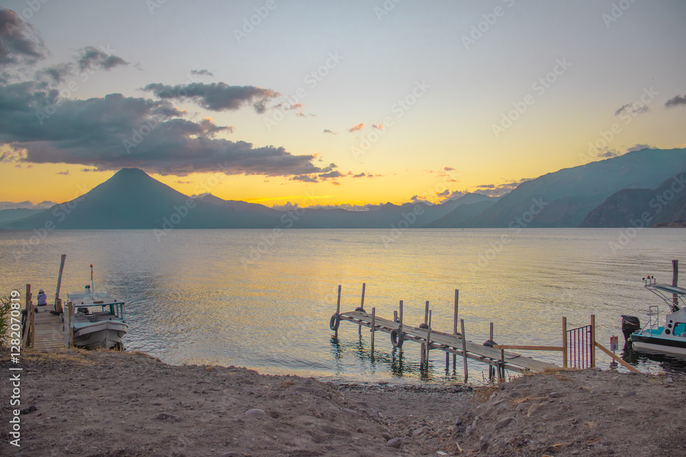 Hermosa fotografía del lago de Atitlán en Guatemala al atardecer con ...