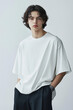 © Sealast - 白いTシャツを着たハンサムな男性