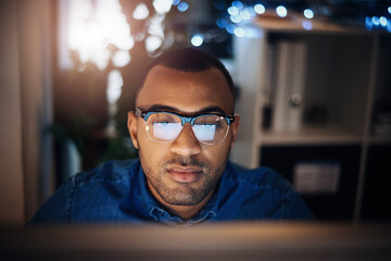 Aufkleber - Office, businessman and glasses by computer at night for blog draft deadline, fact verification or story information. Journalist, african person or reflection for proposal submission or news analysis