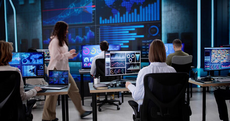 Aufkleber - Data center administrator monitors server control