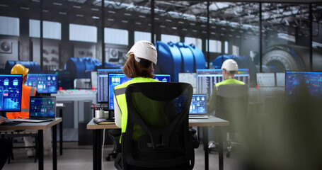 Leinwandbilder - Engineer Controls Power Plant Operations Using Scada Software