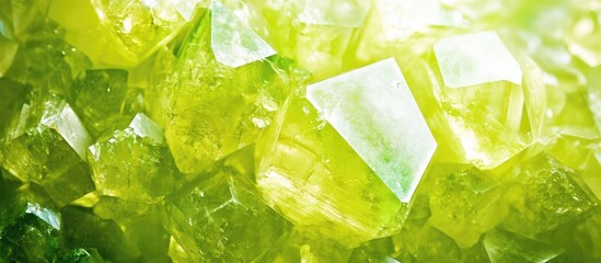 Leinwandbilder - Vibrant green polygonal crystal texture showcasing sharp geometric shapes with glimmering facets scattered across a softly blurred background.