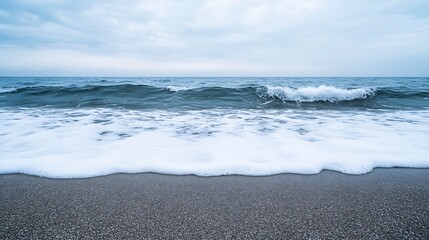 Leinwandbilder - Waves crashing onto the sandy beach under a dramatic cloudy sky enhancing the coastal beauty : Generative AI