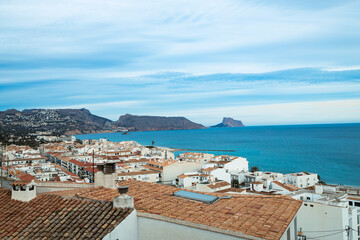 Costa mediterránea de España: vista panorámica de una ciudad blanca y el mar