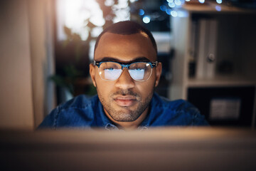 Fototapete - Night, businessman and glasses with computer research for publication deadline, creative planning or story information. Journalist, african person or reflection with plot development or proofreading
