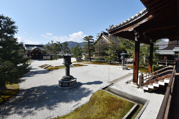 Wall Mural - 大覚寺　御影堂から宸殿を望む　京都市右京区嵯峨