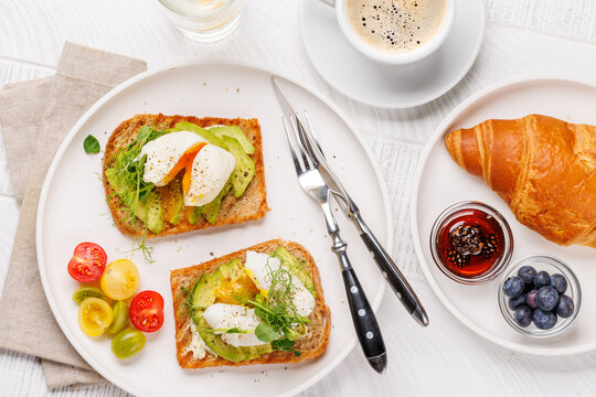 Fototapete -  - Breakfast with delicious avocado toasts and crispy croissant