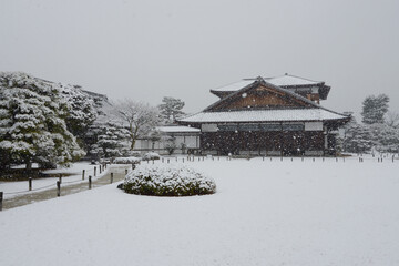 Wall Mural - 雪の二条城　本丸御常御殿　京都市中京区