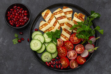 Wall Mural - delicious fried halloumi cheese with fresh vegetables