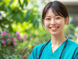 © yapiko - 庭で笑顔をふりまく若い女性医師のイメージ　訪問医療のイメージ
