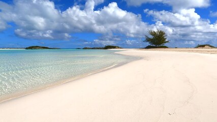 Wall Mural - Une plage avec de l'eau turquoise à Norman's Cay, une île aux Bahamas.