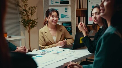 Fototapete - Asian businesswomen discussing during a meeting
