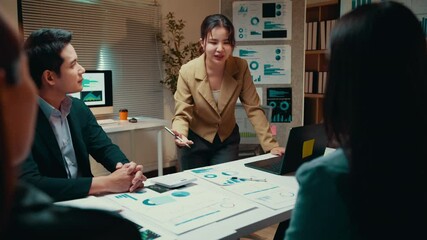 Fototapete - Businesswoman presenting financial charts during an office meeting
