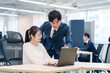 © maroke - 先輩社員から業務を教えてもらう新人の女性
