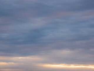 Wall Mural -  夕暮れの雲が多い空20