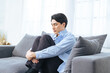 © metamorworks - 落ち込む、孤独、がっかり、失敗、呆然、引きこもり、男性、寂しい、憂鬱、うつ病、考える、悩む、悩み、困る、疑問、心配、不安、不満、トラブル、問題、憂うつ、ストレス、ノイローゼ、メンタルヘルス、残念、緊張、プレッシャー、疲労、過労、後悔、悔しい、ソファー、座る、インテリア、室内、部屋、ネガティブ、しょんぼり、挫折、若い、暗い、日本人、ライフスタイル、カジュアル、リビングルーム、仮病、コピースペース、イ