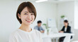 © AKI - オフィスで働く笑顔がかわいい日本人の女性