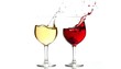 © Monster - Dos copas de vino, una llena de vino blanco y la otra de vino tinto, se capturan en un chapoteo dinámico contra un fondo blanco absoluto