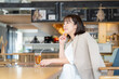 © dimlight - カフェで仕事をするビジネスウーマン