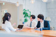 © maroke - クリエイティブなオフィスで働く若手社員