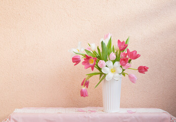 Poster - tulips in vase on table on background wall