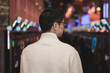 © Peak River - パチンコ店に入る男性