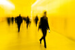 © Flux Imagery - Foto de larga exposición de una multitud de personas caminando en el interior de un lobby de una oficina