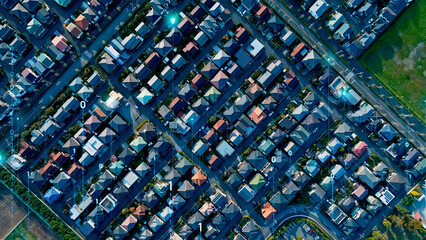 Aufkleber - 都市、空撮、道路、住宅地、街、風景、町並み、デジタル、DX、住宅、社会、テクノロジー、データ、未来、真俯瞰、ドローン、スマート、タウン、ホーム、ハウス、建築、建設、不動産、土地、区間、クラウド、アップロード、スピード、AI、ネットワーク、環境、ハイアングル、進化、進歩、前進、技術、バージョンアップ、システム、プログラミング、エレクトロニクス、オンライン、web、インターネット、通信、交通、行政、暮